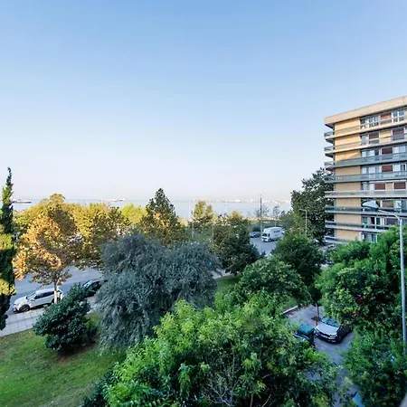 Moon By Halu! Seafront 3-bedroom * Salonic