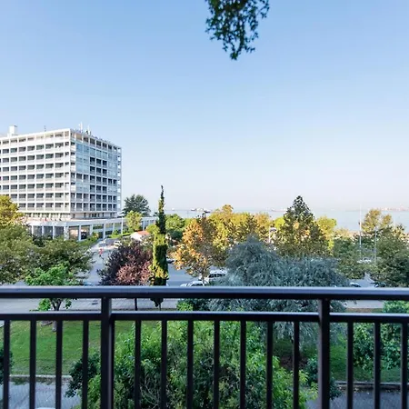 Moon By Halu! Seafront 3-bedroom Apartament Saloniki