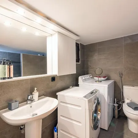 Moon By Halu! Seafront 3-bedroom Salonic